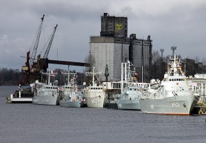 Skatām Latvijas proklamēšanas 107. gadadienai veltīto militāro parādi 22