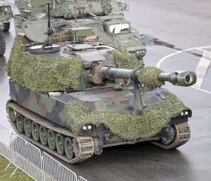 Skatām Latvijas proklamēšanas 107. gadadienai veltīto militāro parādi 23