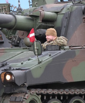 Skatām Latvijas proklamēšanas 107. gadadienai veltīto militāro parādi 25