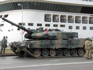 Skatām Latvijas proklamēšanas 107. gadadienai veltīto militāro parādi 27