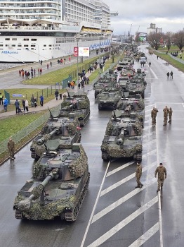Skatām Latvijas proklamēšanas 107. gadadienai veltīto militāro parādi 3