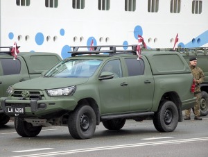 Skatām Latvijas proklamēšanas 107. gadadienai veltīto militāro parādi 32