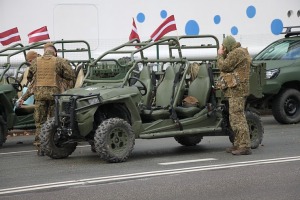 Skatām Latvijas proklamēšanas 107. gadadienai veltīto militāro parādi 33