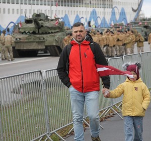 Skatām Latvijas proklamēšanas 107. gadadienai veltīto militāro parādi 34