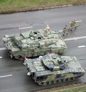 Skatām Latvijas proklamēšanas 107. gadadienai veltīto militāro parādi 35