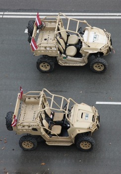 Skatām Latvijas proklamēšanas 107. gadadienai veltīto militāro parādi 5