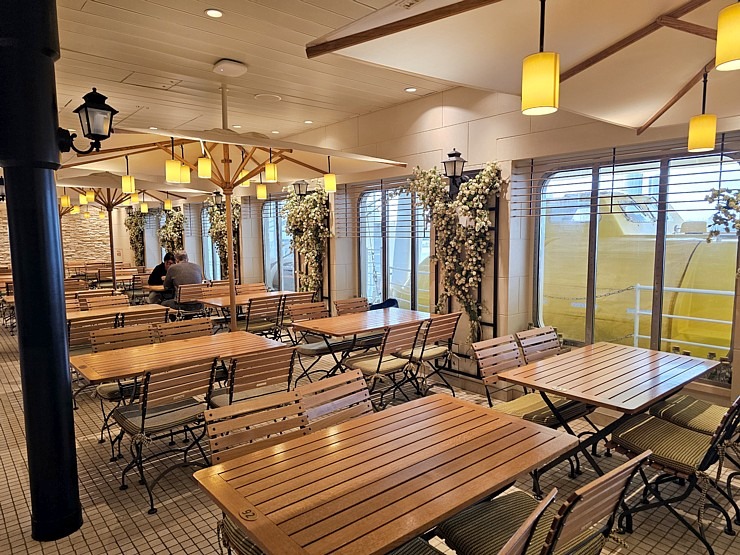 Valsts svētku laikā Rīgas ostā pirmoreiz viesojas Vācijas «AIDA Cruises» kuģis «AIDAprima» 381589