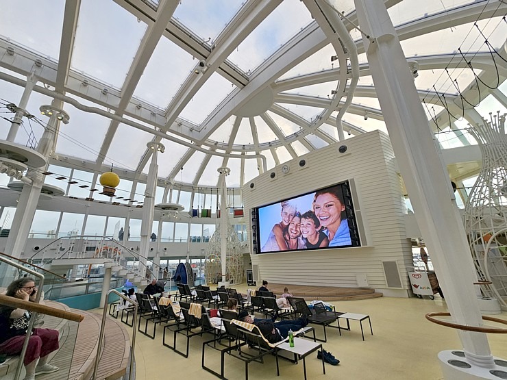 Valsts svētku laikā Rīgas ostā pirmoreiz viesojas Vācijas «AIDA Cruises» kuģis «AIDAprima» 381610