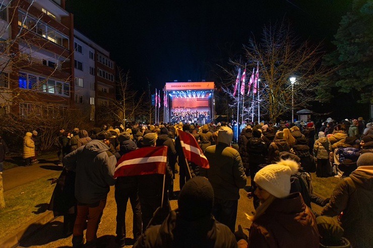 Ar Gaismas ceļu un skanīgu koncertu Jūrmalā atzīmē 18. novembri 381639