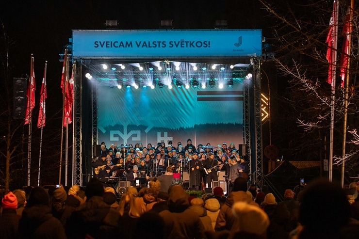 Ar Gaismas ceļu un skanīgu koncertu Jūrmalā atzīmē 18. novembri 381635