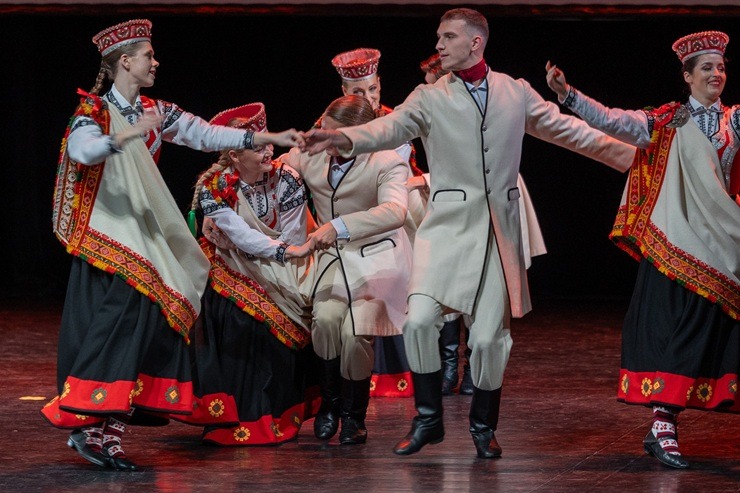 Lieli un mazi dejotāji Liepājā dejo Latvijai 381642