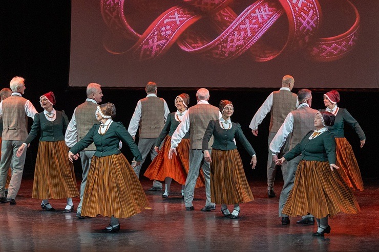 Lieli un mazi dejotāji Liepājā dejo Latvijai 381653