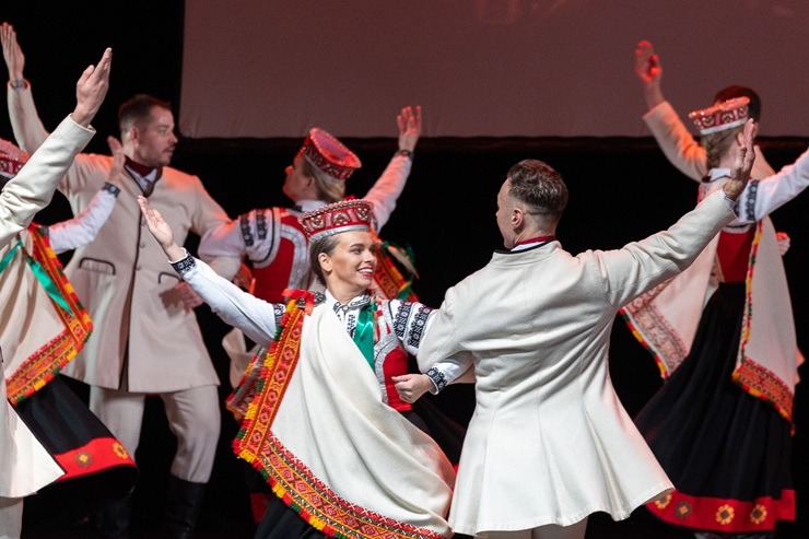 Lieli un mazi dejotāji Liepājā dejo Latvijai 381655