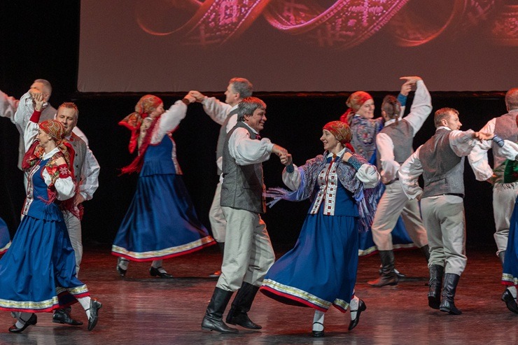 Lieli un mazi dejotāji Liepājā dejo Latvijai 381649