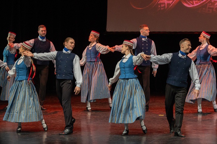 Lieli un mazi dejotāji Liepājā dejo Latvijai 381650