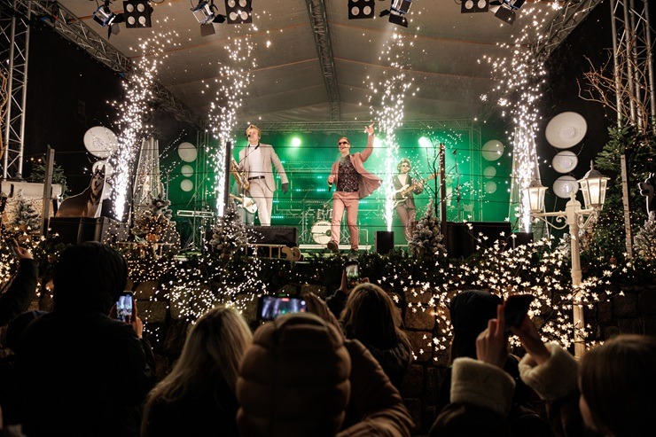 Tūkstošiem lielu un mazu rīdzinieku bauda svētku atmosfēru LIDO 381738