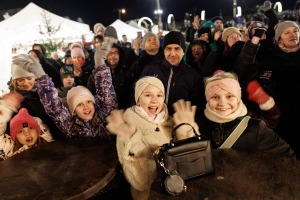 Tūkstošiem lielu un mazu rīdzinieku bauda svētku atmosfēru LIDO 8
