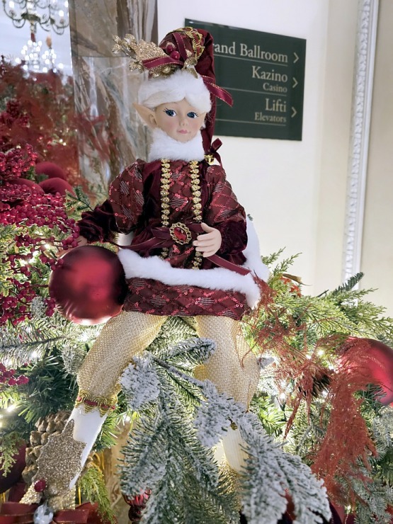 Vecrīgas 5 zvaigžņu viesnīcā «Grand Hotel Kempinski Riga» iedegas Ziemassvētku eglīte 381823