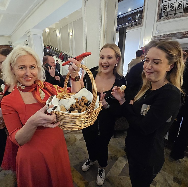 Vecrīgas 5 zvaigžņu viesnīcā «Grand Hotel Kempinski Riga» iedegas Ziemassvētku eglīte 381824