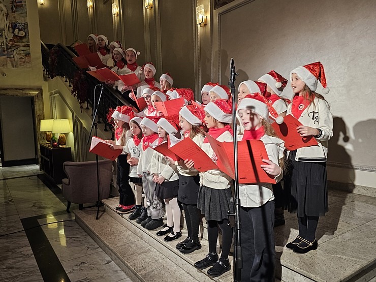 Vecrīgas 5 zvaigžņu viesnīcā «Grand Hotel Kempinski Riga» iedegas Ziemassvētku eglīte 381815