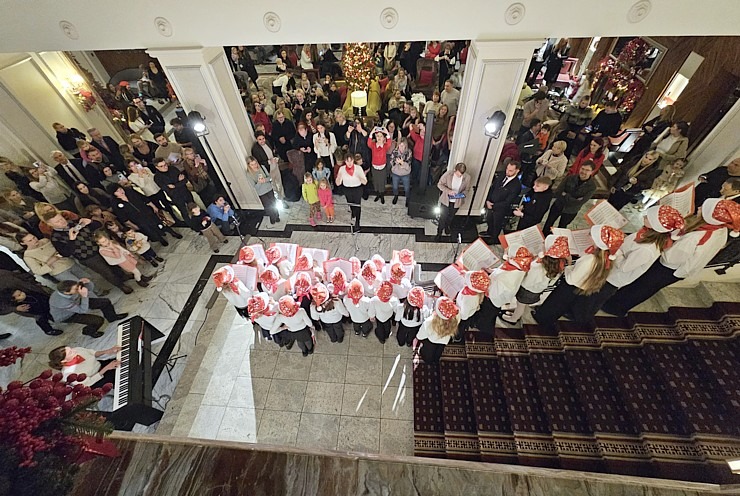 Vecrīgas 5 zvaigžņu viesnīcā «Grand Hotel Kempinski Riga» iedegas Ziemassvētku eglīte 381817