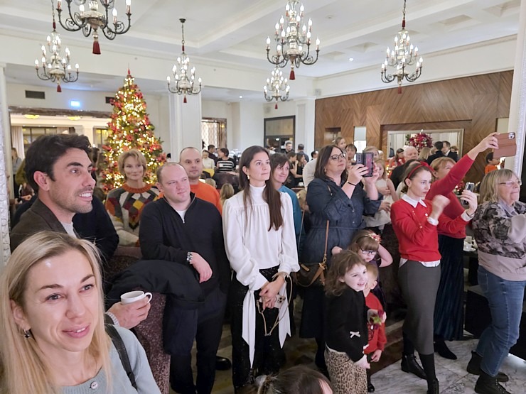 Vecrīgas 5 zvaigžņu viesnīcā «Grand Hotel Kempinski Riga» iedegas Ziemassvētku eglīte 381819