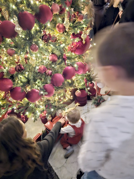 Vecrīgas 5 zvaigžņu viesnīcā «Grand Hotel Kempinski Riga» iedegas Ziemassvētku eglīte 381820