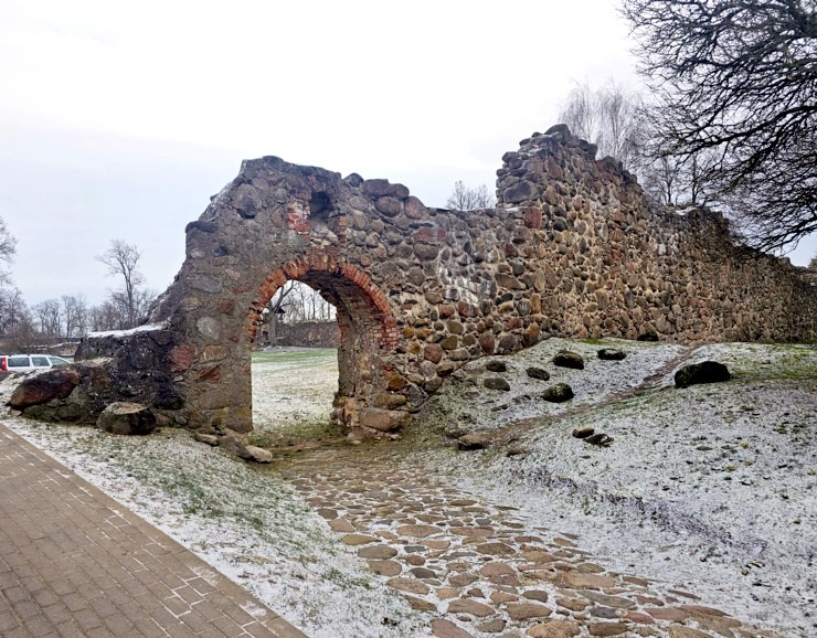 Sadarbībā ar auto nomu «Europcar Latvija» iepazīstam Dobeles pili 381912