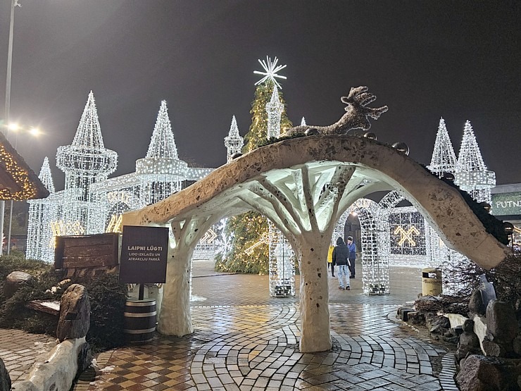 Pārliecināmies, ka «LIDO» Atpūtas centra Ziemassvētku egli tiešā veidā neredz, bet tā tomēr ir! 381959