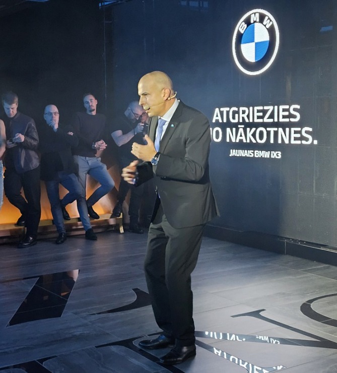 Latvija svinīgi sagaida vācu autoražotāja BMW jauno iX3 krosoveru 382159