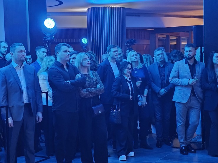 Latvija svinīgi sagaida vācu autoražotāja BMW jauno iX3 krosoveru 382160