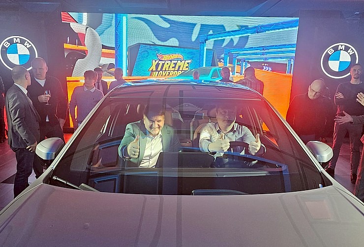 Latvija svinīgi sagaida vācu autoražotāja BMW jauno iX3 krosoveru 382165