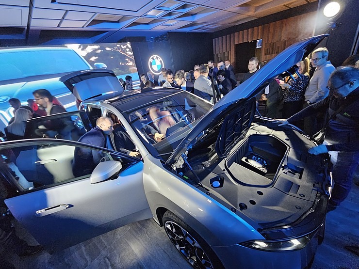 Latvija svinīgi sagaida vācu autoražotāja BMW jauno iX3 krosoveru 382166