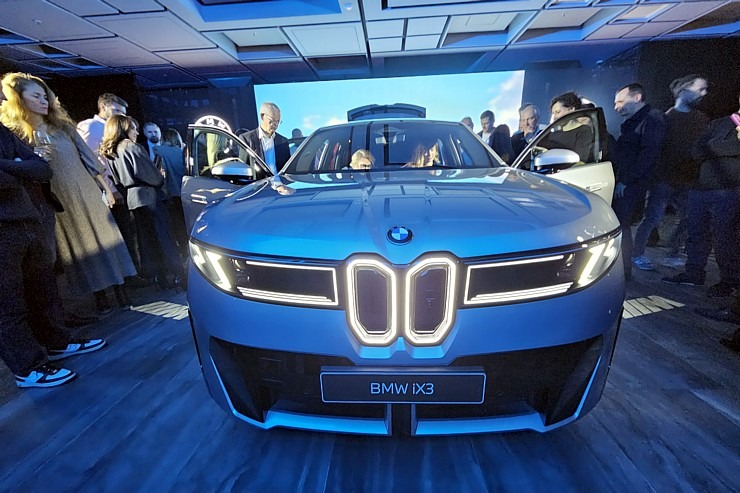 Latvija svinīgi sagaida vācu autoražotāja BMW jauno iX3 krosoveru 382149
