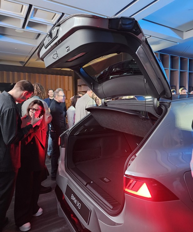 Latvija svinīgi sagaida vācu autoražotāja BMW jauno iX3 krosoveru 382167