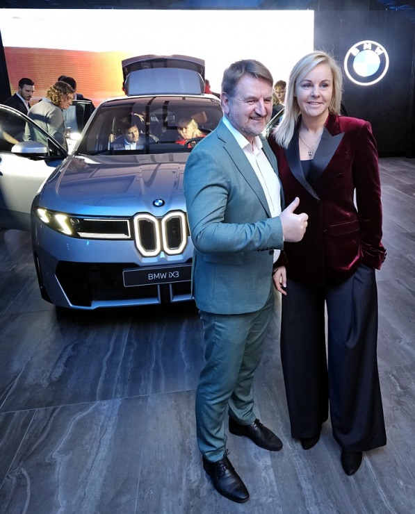 Latvija svinīgi sagaida vācu autoražotāja BMW jauno iX3 krosoveru 382168