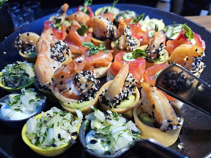 Latvija svinīgi sagaida vācu autoražotāja BMW jauno iX3 krosoveru 382173