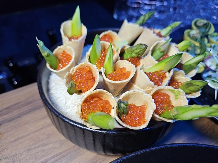 Latvija svinīgi sagaida vācu autoražotāja BMW jauno iX3 krosoveru 382174