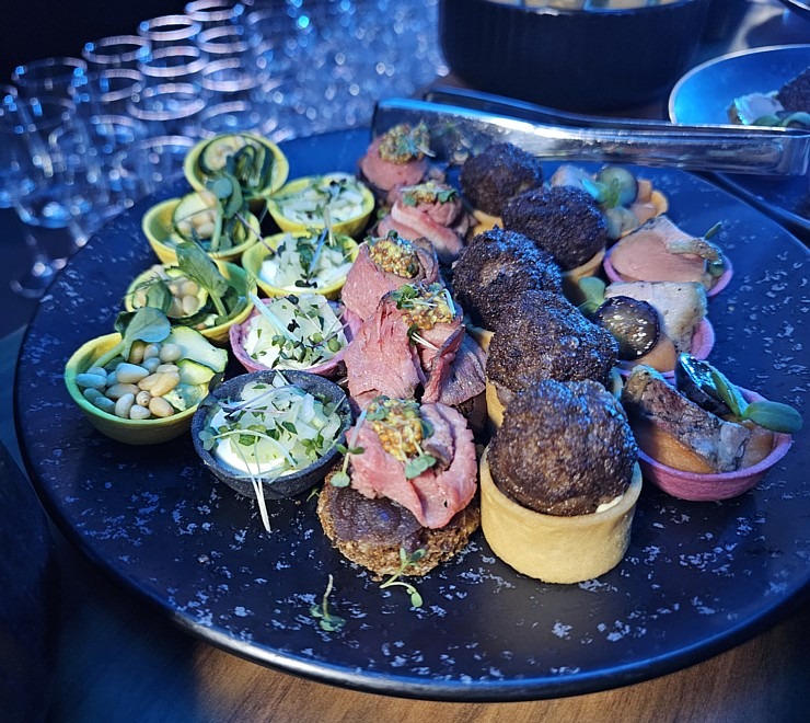 Latvija svinīgi sagaida vācu autoražotāja BMW jauno iX3 krosoveru 382176