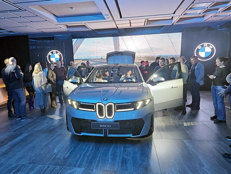 Latvija svinīgi sagaida vācu autoražotāja BMW jauno iX3 krosoveru 382178
