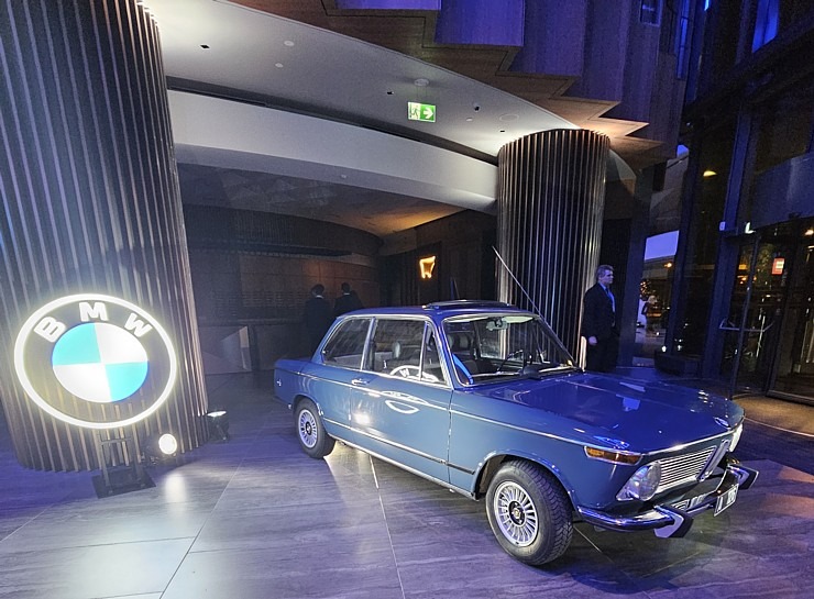 Latvija svinīgi sagaida vācu autoražotāja BMW jauno iX3 krosoveru 382179