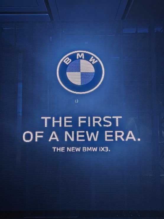 Latvija svinīgi sagaida vācu autoražotāja BMW jauno iX3 krosoveru 382182