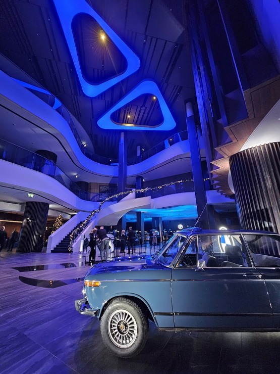 Latvija svinīgi sagaida vācu autoražotāja BMW jauno iX3 krosoveru 382152