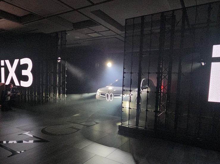 Latvija svinīgi sagaida vācu autoražotāja BMW jauno iX3 krosoveru 382156