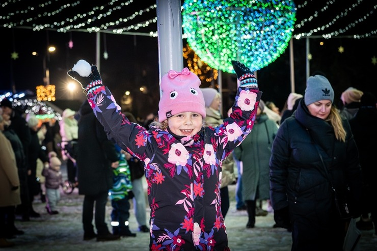 Daugavpils «Sapņu galaktikas» galvenā Ziemassvētku egle ir viena no skaistākajām Latvijā. Foto: Margarita Vigule 382224