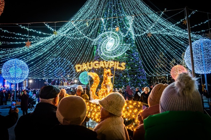 Daugavpils «Sapņu galaktikas» galvenā Ziemassvētku egle ir viena no skaistākajām Latvijā. Foto: Margarita Vigule 382225