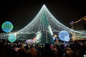 Daugavpils «Sapņu galaktikas» galvenā Ziemassvētku egle ir viena no skaistākajām Latvijā. Foto: Margarita Vigule 1