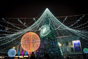 Daugavpils «Sapņu galaktikas» galvenā Ziemassvētku egle ir viena no skaistākajām Latvijā. Foto: Margarita Vigule 14