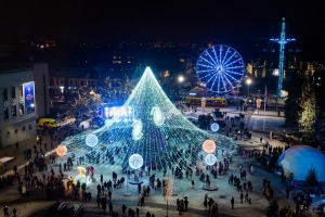 Daugavpils «Sapņu galaktikas» galvenā Ziemassvētku egle ir viena no skaistākajām Latvijā. Foto: Margarita Vigule 15