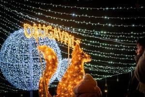 Daugavpils «Sapņu galaktikas» galvenā Ziemassvētku egle ir viena no skaistākajām Latvijā. Foto: Margarita Vigule 16